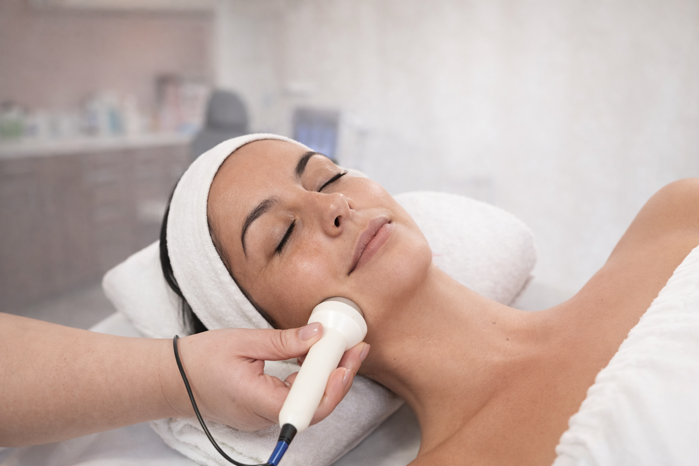 Non-invasive RF facial treatment designed to support collagen and firmness